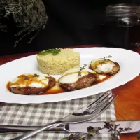 Polędwiczki wieprzowe w glazurze gruszkowo-żurawinowej z orientalną nutą i mozzarellą