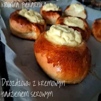 Drożdżówki z kremowym nadzieniem serowym