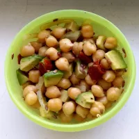 Sałatka z cieciorką, awokado i suszonymi pomidorami