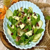 Sałatka z gruszką, serem pleśniowym i orzechami włoskimi