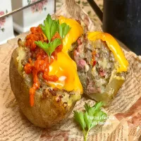 Pieczone ziemniaki faszerowane boczkiem, kiełbasą i pieczarkami – prosty obiad z ajvarem