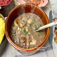 Gulasz wołowy z grzybami i czerwonym winem