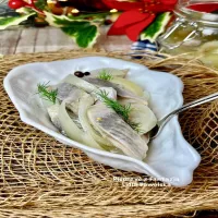 Śledzie w oleju z cebulką i zielem angielskim