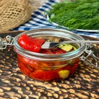 Papryka pieczona w oliwie z czosnkiem i ziołami