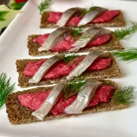 Śledź z kremem z buraków i fety – efektowna świąteczna przystawka