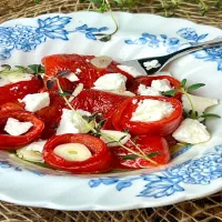 Pieczona papryka z fetą i czosnkiem – aromatyczna przekąska lub dodatek