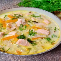 Zupa rybna z łososiem i krewetkami – kremowa, rozgrzewająca i pachnąca koprem