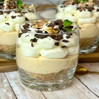 Mini serniczki w pucharkach – szybki deser bez pieczenia