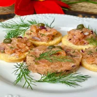 Tatar z łososia – elegancka przekąska na Sylwestra