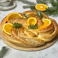Ciasto na Trzech Króli – drożdżowy wieniec z pomarańczą i migdałami