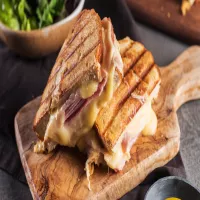 Croque Monsieur: kanapka z szynką, serem i sosem beszamelowym.