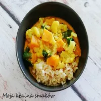 Wegetariańskie curry z kalafiorem, batatami i szpinakiem