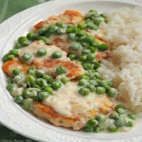 Sandacz z groszkiem w sosie śmietankowym