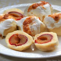 Knedle ze śliwkami i cynamonem