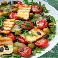 Sałatka z halloumi i złotym kiwi