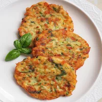 Placki z cukinii z mozzarellą i bazylią