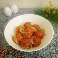 Kluski z batatów na maśle z cebulą i płatkami chili