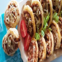 Ślimaczki z ciasta francuskiego z farszem z mięsa  wołowego, suszonych pomidorów i sera żółtego