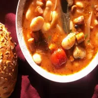 Fasolka po bretońsku z kabanosem i cebulą