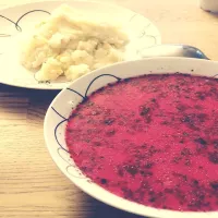 Barszcz czerwony zabielany  z ziemniakami