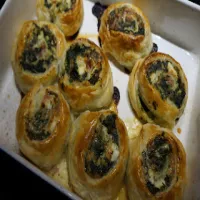 Bułki francuskie ze szpinakiem i szynką