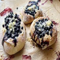 Bułki drożdżowe z jagodami i kruszonką
