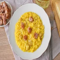 Włoskie risotto alla monzese z szafranem i kiełbasą salsiccia