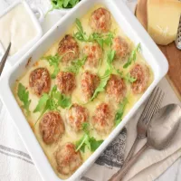 Pieczone klopsiki pod beszamelem