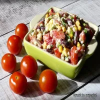 Kolorowa sałatka z pęczakiem i jogurtem