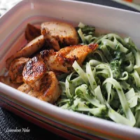 Makaron ryżowy z kurczakiem i szpinakiem