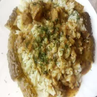 Makaron z koperkiem i gulaszem