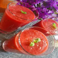 Orzeźwiający koktajl owocowy z ziołową niezpodzianką