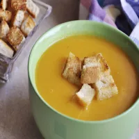 Krem z batatów z grzankami