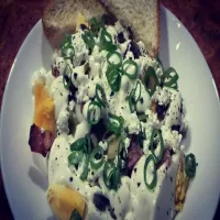 Sałatka z pomidora z jajkiem, wędzonym boczkiem i twarogiem