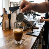 Aksamitna Symfonia: Sztuka Łączenia Kawy z Mlekiem