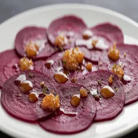 Sos do carpaccio z buraka, który jest kropką nad „i” – tego połączenia smaków nie da się zapomnieć