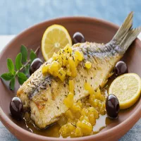 Sos do ryby po grecku, który nigdy nie wychodzi zbyt kwaśny – zdradzamy proporcje idealne