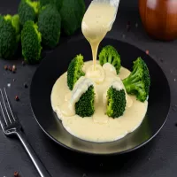 Sos do brokułów, który sprawi, że nawet największe niejadki je zjedzą – serowa magia na talerzu