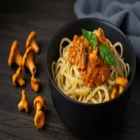 Sos kurkowy do makaronu o cudownym leśnym aromacie – jak nie zepsuć smaku tych grzybów