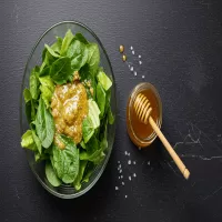 Sos musztardowo-miodowy do sałatek – jego słodycz Cię zaskoczy, jeśli użyjesz TEGO miodu