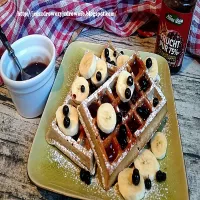 Pieczone wysokobiałkowe gofry z musem z granatu