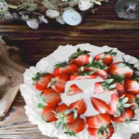 Prosty tort truskawkowy z frużeliną truskawkową i z bitą śmietaną