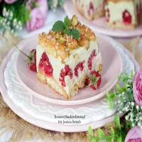 kremowa rozkosz pistacjowa z malinami na słomce ptysiowej