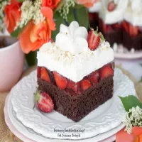 pyszne ciasto czekoladowo truskawkowe z kremem i bezikami