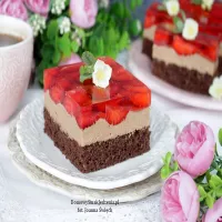 ciasto czekoladowe z truskawkami i galaretką