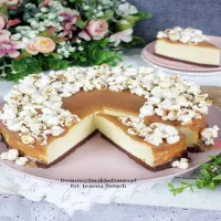 sernik z solonym karmelem i popcornem