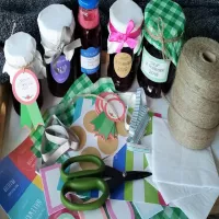 Domowe dżemy – jak je przygotować i ozdobić słoiki?