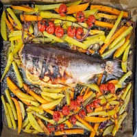 Pieczony dziki łosoś z warzywami