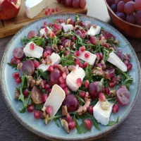Sałatka z camembertem i granatem na rukoli