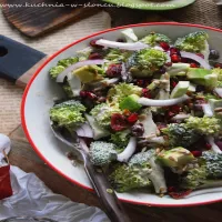 Listopadowa sałatka z surowego brokułu z żurawiną